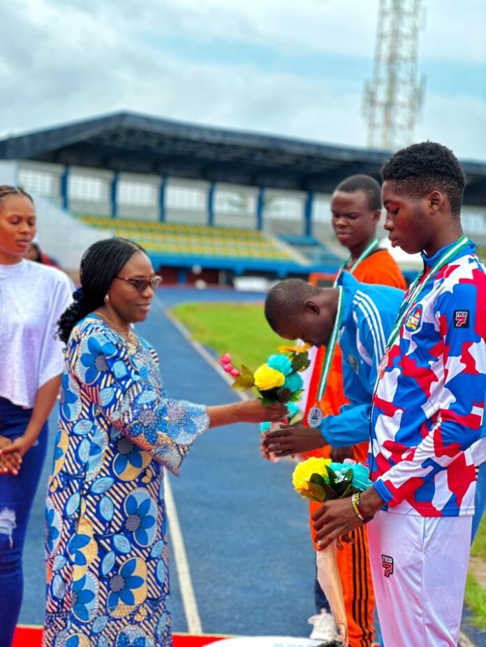 800m Boys Final : Permanent Secretary, Federal Ministry of Sports Development. Mrs, Tinuke Watti, Presenting Medals to 800m Boys winners Abubakar Tanimu. Niger (Gold), Honest Dike. Abia (Sliver) and Gift Omole. Delta(Bronze) 8th National Youth Games Delta 2024