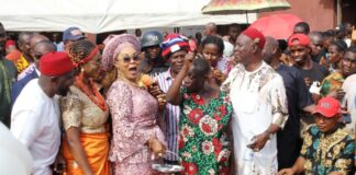 Honourable Minister of Women Affairs, Barrister (Mrs) Uju Kennedy-Ohanenye presenting a gas cylinder to one of the beneficiaries in Awka, Anambra State.