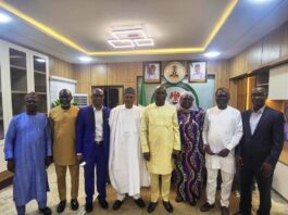 Minister of Information and National Orientation, Alhaji Mohammed Idris (4th left); President of the Nigeria Guild of Editors (NGE), Eze Anaba (4th right); Deputy President of the NGE, Husseina Akila Bangshika (3rd right); General Secretary of the NGE, Dr. Iyobosa Uwugiaren (2nd right); Treasurer of the NGE, Steve Nwosu (3rd left); Social/Publicity Secretary of the NGE, Charles Kalu (2nd left); Member, Standing Committee of the NGE, Onuoha Ukeh (1st right); and Editor-in-Chief of Daily Trust, Ahmed I. Shekarau (1st left), during a visit by Exco of the NGE to the minister’s office on Tuesday, in Abuja.