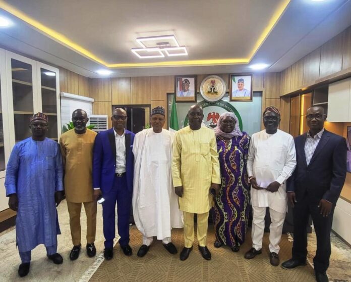 Minister of Information and National Orientation, Alhaji Mohammed Idris (4th left); President of the Nigeria Guild of Editors (NGE), Eze Anaba (4th right); Deputy President of the NGE, Husseina Akila Bangshika (3rd right); General Secretary of the NGE, Dr. Iyobosa Uwugiaren (2nd right); Treasurer of the NGE, Steve Nwosu (3rd left); Social/Publicity Secretary of the NGE, Charles Kalu (2nd left); Member, Standing Committee of the NGE, Onuoha Ukeh (1st right); and Editor-in-Chief of Daily Trust, Ahmed I. Shekarau (1st left), during a visit by Exco of the NGE to the minister’s office on Tuesday, in Abuja.