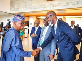 The Honourable Minister,  Marine and Blue Economy, Adegboyega Oyetola, CON,  being received on arrival by Heads of NPA, NIMASA and his T.A, Prof. Busayo Fakinlede. 