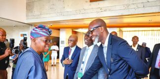 The Honourable Minister,  Marine and Blue Economy, Adegboyega Oyetola, CON,  being received on arrival by Heads of NPA, NIMASA and his T.A, Prof. Busayo Fakinlede. 