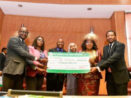 Head of the Civil Service of the Federation, Mrs. Didi Esther Walson-Jack, OON, mni, presenting cash award of ₦5million to the winners of the 1st Position at the Award Ceremony of the 5th Edition of Public Service Innovation Competition in Abuja.