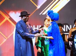 Barr. Hannatu Musa Musawa receives the Arise Women Making Impact Award presented by Former President Goodluck Ebele Jonathan at the Gala Night on March 31, 2025