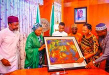 L–R: Mrs. Silvia Tagbo-Okeke and Mr. Tagbo-Okeke (parents of Guinness World Record holder Kanyeyachukwu Tagbo-Okeke), First Lady of the Federal Republic of Nigeria, Senator Oluremi Tinubu, Kanyeyachukwu Tagbo-Okeke, Dr. Mukhtar Yawale Muhammed, MFR, mni (Permanent Secretary, Ministry of Art, Culture, Tourism and the Creative Economy), and Mrs. Ugochi Akudo-Nwosu (Director, Entertainment and Creative Economy), during the presentation of a ₦25 million cheque to Kanyeyachukwu by the First Lady at the presidential villa on the 26th of May 2025.