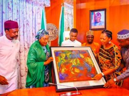 L–R: Mrs. Silvia Tagbo-Okeke and Mr. Tagbo-Okeke (parents of Guinness World Record holder Kanyeyachukwu Tagbo-Okeke), First Lady of the Federal Republic of Nigeria, Senator Oluremi Tinubu, Kanyeyachukwu Tagbo-Okeke, Dr. Mukhtar Yawale Muhammed, MFR, mni (Permanent Secretary, Ministry of Art, Culture, Tourism and the Creative Economy), and Mrs. Ugochi Akudo-Nwosu (Director, Entertainment and Creative Economy), during the presentation of a ₦25 million cheque to Kanyeyachukwu by the First Lady at the presidential villa on the 26th of May 2025.