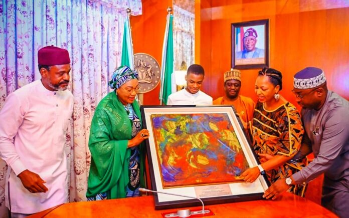 L–R: Mrs. Silvia Tagbo-Okeke and Mr. Tagbo-Okeke (parents of Guinness World Record holder Kanyeyachukwu Tagbo-Okeke), First Lady of the Federal Republic of Nigeria, Senator Oluremi Tinubu, Kanyeyachukwu Tagbo-Okeke, Dr. Mukhtar Yawale Muhammed, MFR, mni (Permanent Secretary, Ministry of Art, Culture, Tourism and the Creative Economy), and Mrs. Ugochi Akudo-Nwosu (Director, Entertainment and Creative Economy), during the presentation of a ₦25 million cheque to Kanyeyachukwu by the First Lady at the presidential villa on the 26th of May 2025.