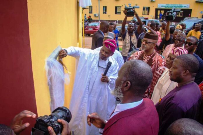Dr. Iziaq Adekunle Salako HMS-FMoH&SW unveiling the plaque to commission the 68-Room Consultants Building, one of the five projects executed by the FMC Abeokuta.