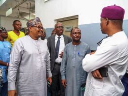 PhotoNews: Showing Unannounced Assessment Visit by the Honourable Minister of State for Health & Social Welfare, Dr. Iziaq Adekunle Salako to the Federal Medical Centre ( FMC) Abuja; asking critical questions in it's handling of emergencies. L-R: Facing the Honourable Minister were: the Chief Medical Director FMC Abuja, Prof. Sa'ad Aliyu Ahmed and, Dr. Timothy Sama'ila consultant neurosurgeon and, Head, Medical Emergency responding.
