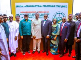 L- R, the Minister of Agriculture and Food Security, Sen Abubakar Kyari,( Governor right- hand side) , Governor of Oyo State, Engr. Seyi Makinde(C) and Dr Akinwumi Adesina ( Governor left-hand side), during the Groundbreaking Ceremony of SPAZ Programme in Ibadan, Oyo State.