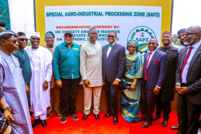 L- R, the Minister of Agriculture and Food Security, Sen Abubakar Kyari,( Governor right- hand side) , Governor of Oyo State, Engr. Seyi Makinde(C) and Dr Akinwumi Adesina ( Governor left-hand side), during the Groundbreaking Ceremony of SPAZ Programme in Ibadan, Oyo State.