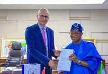 The Honourable Minister, Marine and Adegboyega Oyetola CON, (r) receives from the Swiss Ambassador to Nigeria, H.E. Patrick Felix Egloff (l) a letter from the Swiss Government pledging its support for Nigeria’s bid for Nigeria's bid for the Category 'C' seat on the Council of the International Maritime Organization for the 2026/2027 Biennium elections.