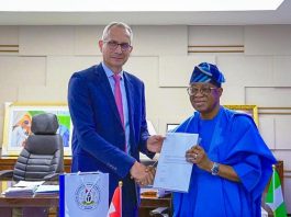 The Honourable Minister, Marine and Adegboyega Oyetola CON, (r) receives from the Swiss Ambassador to Nigeria, H.E. Patrick Felix Egloff (l) a letter from the Swiss Government pledging its support for Nigeria’s bid for Nigeria's bid for the Category 'C' seat on the Council of the International Maritime Organization for the 2026/2027 Biennium elections.