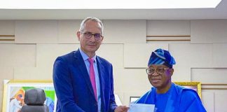 The Honourable Minister, Marine and Adegboyega Oyetola CON, (r) receives from the Swiss Ambassador to Nigeria, H.E. Patrick Felix Egloff (l) a letter from the Swiss Government pledging its support for Nigeria’s bid for Nigeria's bid for the Category 'C' seat on the Council of the International Maritime Organization for the 2026/2027 Biennium elections.