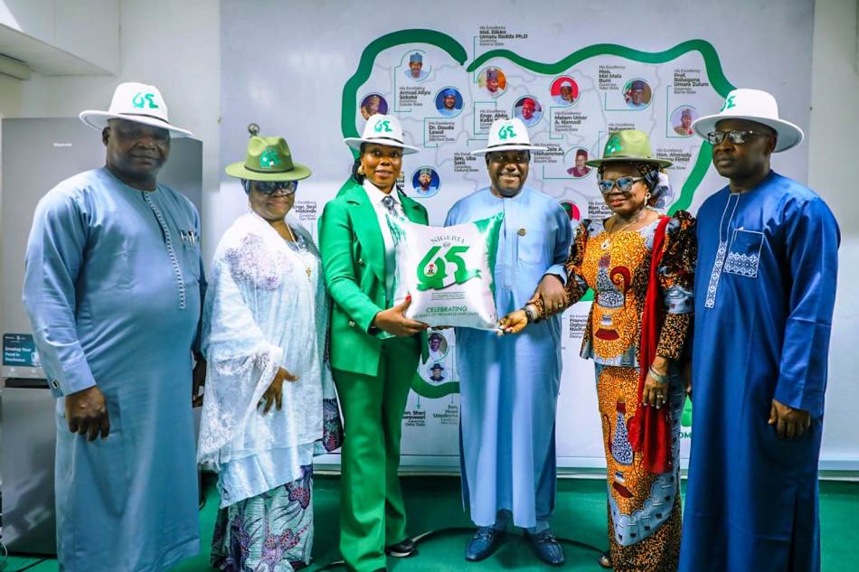 Secretary to the Government of the Federation, Sen. George Akume, fnim, CON, accompanied by the Permanent Secretaries SSO/GSO CAO, PEAO and EPO, unveils 65th Independence Compendium Project Workstation on Wednesday, 10th September, 2025 in Abuja.