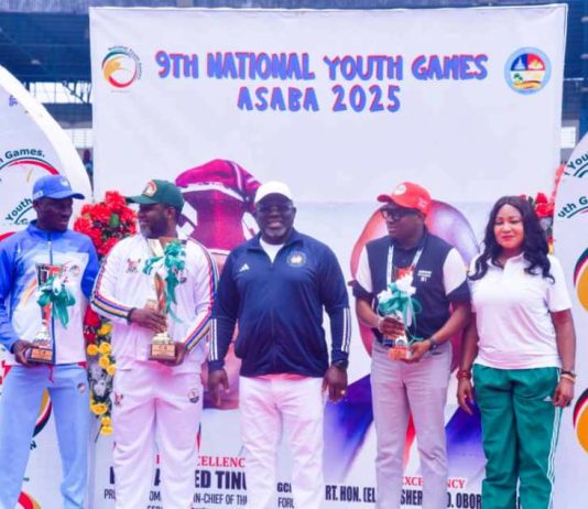 R–L: Director, Grassroots Sports Development, Amaka Ashiofu; Commissioner of Sports, Edo State, Mr. Amadin Desmond Enabulele; Governor of Delta State, His Excellency, Rt. Hon. (Elder) Sheriff Oborevwori; Director-General, Lagos State Sports Commission, Mr. Lekan Fatodu; and Chairman, Local Organising Committee, 9th National Youth Games, Asaba, Hon. Onoriode Oborevwori, during the presentation of trophies to winning states at the closing ceremony of the Games.
