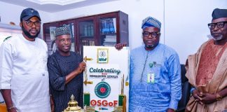 L-R : 2nd from left is Surv Yakubu Najimu Atanda , Chairman NIS (Abuja branch ) presenting their gift to Surveyor General of the Federation Surv. Abuduganiyu Adeyemi Adebomehin during the courtesy visit today