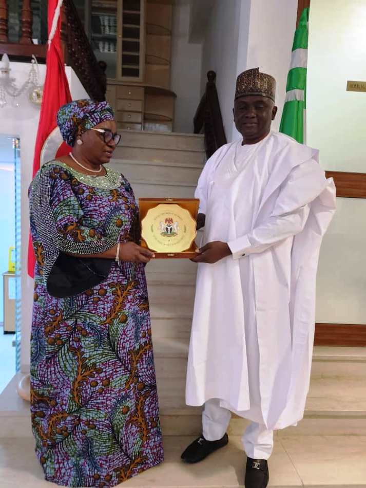 THE CHARGE DE AFFAIRS OF THE NIGERIAN MISSION IN TUNISIA 🇹🇳 MRS BELINDA I. EDELIFO- LAWRENCE, PRESENTING A SOUVENIR TO THE DG/CEO OF THE NIGERIAN TECHNICAL AID CORPS, RT. HON. YUSUF BUBA YAKUB.