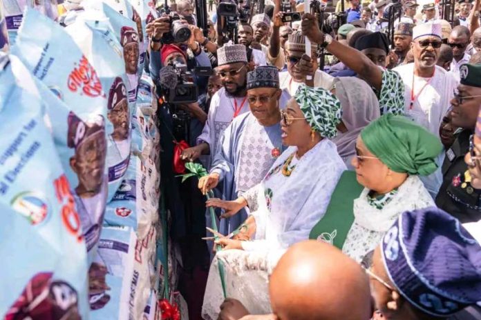 First Lady Of Nigeria Senator Oluremi Give Christmas Palliatives In Kaduna