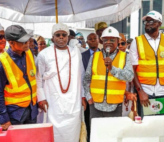 His Excellency, President Asiwaju Ahmed Tinubu, GCFR, represented by the Minister of Works, Sen. Engr. David Umahi, CON (2nd right), opening the road together with the Representative of the Governor and Commissioner of Transportation, Hon. Oluwaseun Osinyemi (1st right), the Chairman, Senate Committee on Works, Sen. Barinada Mpigi (1st left), and His Royal Majesty, Oba Abdul-Wasiu Omogbolahan Lawal (2nd right) the Oniru of Iru Land.