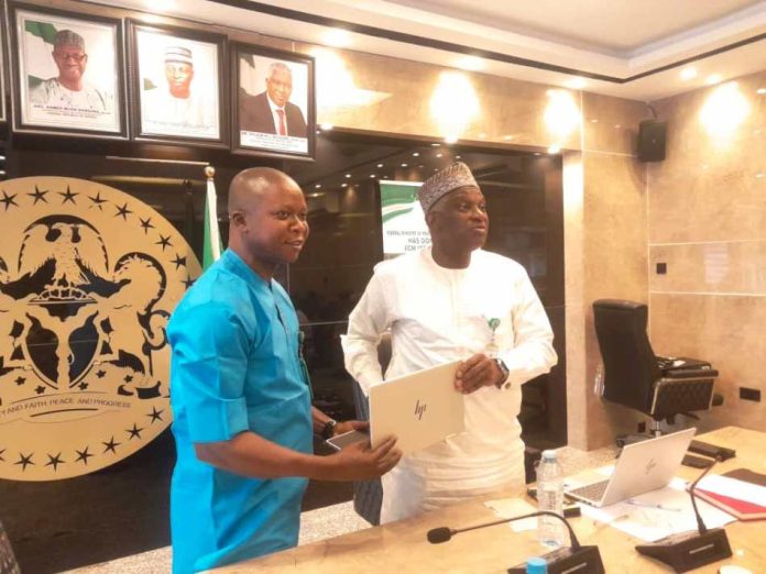 Housing Ministry Advances Its Digital Transition, Distributes Laptops to Directors