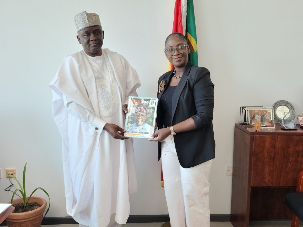 DG/CEO NTAC, RT. HON. YUSUF BUBA YAKUB
PRESENTING THE  PERMANENT SECRETARY OF THE MINISTRY OF HEALTH, WITH SOUVENIR.