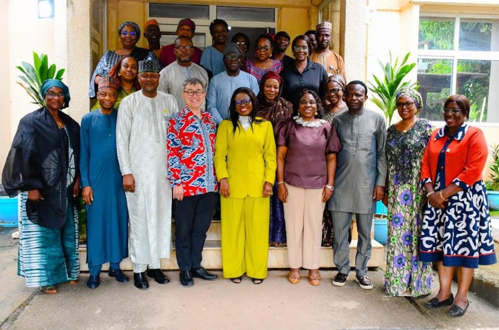 Group photograph of the courtesy visit.