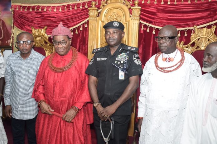CP Yemi Oyeniyi psc acipm mnips In A Group Photograph With The Oghara Monarch Noble Oyibo Eshemitan JP, FCA Orefe 111, The Ovie Of Oghara During The Visit