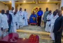 Delta CP Visits Ughelli Area Command; Pays Courtesy Visit To Ovie Of Ughelli CP Yemi Oyeniyi psc, acipm mnips, In A Group Photograph With HRM Oharisi 111, The Ovie Of Ughelli And His Chiefs During The Visit.