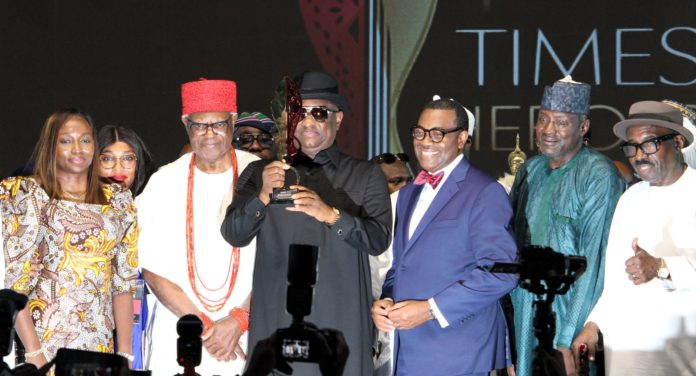 IMG-20260903-WA0125 L-R: Managing Director, Federal Airports Authority of Nigeria; Mrs. Olubunmi Kuku; Obi of Onitsha, His Majesty Igwe Nnaemeka Alfred Ugochukwu Achebe; Hon. Minister of Aviation and Aerospace Development, Festus Keyamo SAN; Former President African Development Bank, Dr. Akinwunmi Adesina; Permanent Secretary Federal Ministry of Aviation and Aerospace Development, Mahmud Adam Kambari FCNA, FICA and the Chief Executive Officer/ Director General Nigeria Civil Aviation Authority, Capt. Chris Najomo at the Presentation of Award in Abuja.