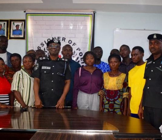 Benue Police Honours Fallen Heroes, Presents Insurance Cheques To Bereaved Families