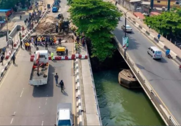 IMG-20261016-WA0019 Federal Ministry of Works commences urgent repairs of the bridge in Lagos